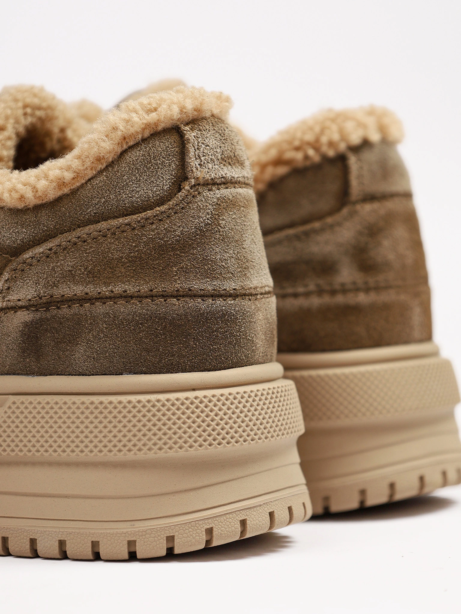 Кроссовки утепленные цвета хаки на средней платформе